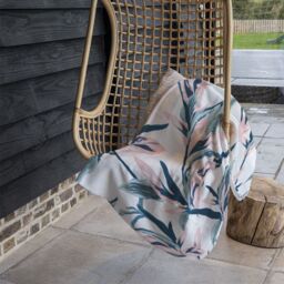 Benjamin Tate Design Winter Pink & Blue Flowers Blanket in Natural - Size: 120 cm x 150 cm - thumbnail 4