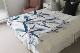 Benjamin Tate Design Winter Pink & Blue Flowers Blanket in Natural - Size: 120 cm x 150 cm - thumbnail 3