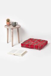 Homescapes Cotton Edward Tartan Floor Cushion in Red - Size: 40 cm x 40 cm - thumbnail 2