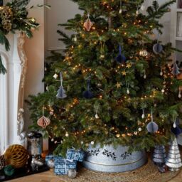 Ivyline Galvanised Cut Out Mistletoe Tree Skirt D67cm H25cm - Light weight - Premium Quality in Silver - thumbnail 1