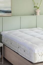 Soak&Sleep Soft As Down Mattress Topper in White - Size: King - thumbnail 2