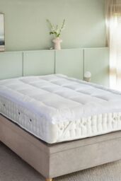 Soak&Sleep Soft As Down Mattress Topper in White - Size: King
