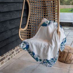 Benjamin Tate Design Winter Blue Flowers Blanket in Natural - Size: 120 cm x 150 cm - thumbnail 4