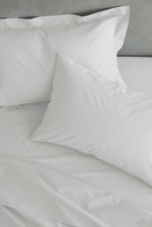 Catherine Lansfield 'Easy Iron Percale' Combed Polycotton 35cm Depth Sheet in White - Size: Super King Fitted - thumbnail 3