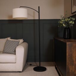 ValueLights Preto Black Metal Curved Floor Lamp With Cream Boucle Shade - thumbnail 3