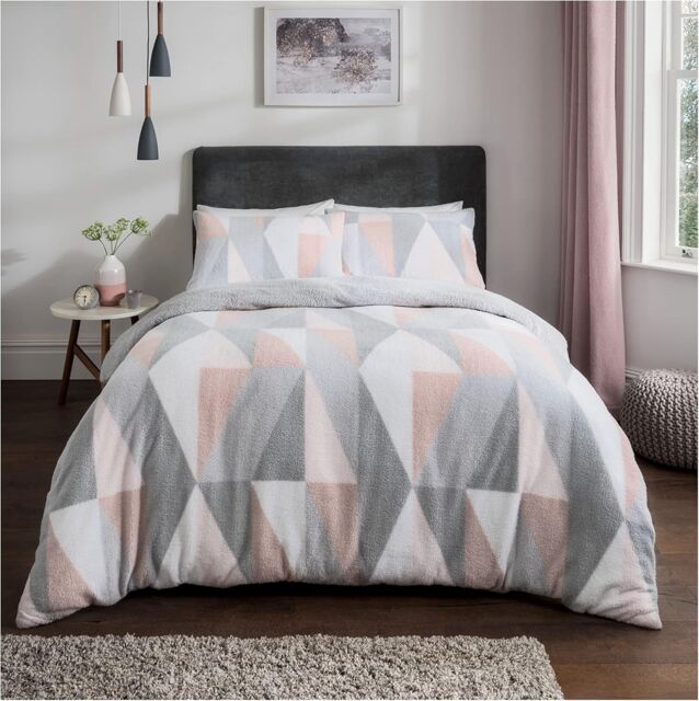 Smart Living Luxurious GEO Triangle Fleece Duvet Cover with Pillowcases in Pink - Size: Super King - image 1
