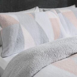 Smart Living Luxurious GEO Triangle Fleece Duvet Cover with Pillowcases in Pink - Size: Super King - thumbnail 2