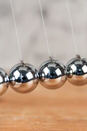 Harvey Makin Collection - Newton's Cradle 14 x 18cm in Silver - Size: 14 x 18 cm - thumbnail 2