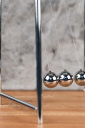 Harvey Makin Collection - Newton's Cradle 14 x 18cm in Silver - Size: 14 x 18 cm - thumbnail 3
