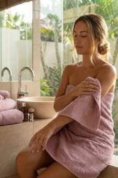 Dyzi Supersoft Absorbent Egyptian Cotton Bathroom Towels 550GSM in Pink - thumbnail 3