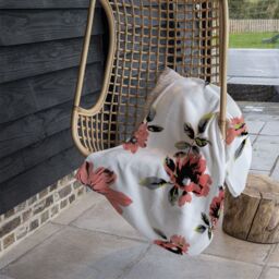 Benjamin Tate Design Pink Flowers Blanket in Natural - Size: 120 cm x 150 cm - thumbnail 4