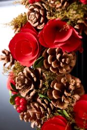 Dibor Traditional Red Berries & Roses Xmas Front Door Christmas Wreath 35cm - thumbnail 5