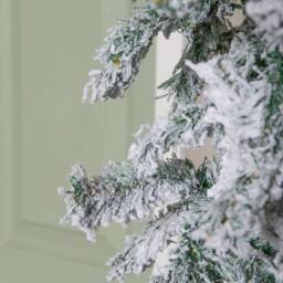 Samuel Alexander 8ft Single Door Flocked Christmas Tree Flat Top Arch with 2000 Tips in White - thumbnail 4