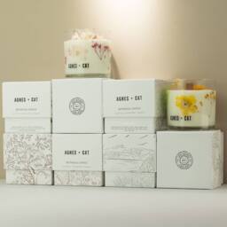 Serenityy Agnes + Cat Botanical Soy Candle - Roses of Sawrey in White - thumbnail 3
