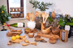 Verano Spanish Ceramics Olive Wood Natural Grained Rustic Floating Wine Bottle Holder L 30cm - thumbnail 3