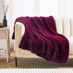 OHS Ribbed Faux Fur Throw Super Soft Fluffy Thick Fleece Bed Blanket in Burgundy - Size: 125 cm x 150 cm - thumbnail 3