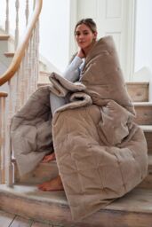 CHRISTY 'Jaipur' Quilted Velvet Throws in Brown - Size: 140 cm x 200 cm - thumbnail 2