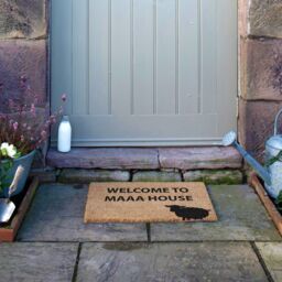 Artsy Mats Welcome to Maaa House Doormat - Regular 60x40cm in Black - Size: 40 cm x 60 cm - thumbnail 5