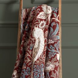 Morris & Co Strawberry Thief Jacquard Throw in Red - Size: 130 cm x 170 cm - thumbnail 5