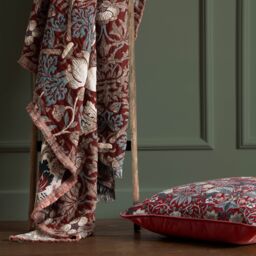 Morris & Co Strawberry Thief Jacquard Throw in Red - Size: 130 cm x 170 cm - thumbnail 6