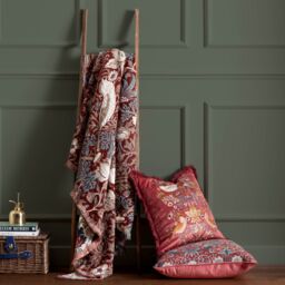 Morris & Co Strawberry Thief Jacquard Throw in Red - Size: 130 cm x 170 cm - thumbnail 2