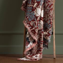 Morris & Co Strawberry Thief Jacquard Throw in Red - Size: 130 cm x 170 cm - thumbnail 1