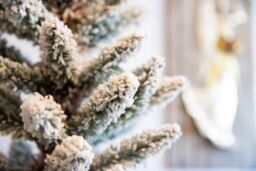 Shatchi 5FT Snow Flocked Artificial Slim Christmas Pencil Tree Holiday Home Decorations with Pointed Tips & Metal Stand in White - thumbnail 3