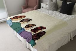 Benjamin Tate Design A crowd of spectators stand back retro style pop art Designer Blanket in Natural - Size: 120 cm x 150 cm - thumbnail 4