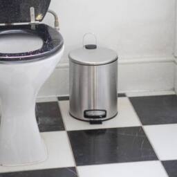Harbour Housewares 5L Round Bathroom Bin & Brush Set - Slim Stainless Steel Bathroom Set in Metallic Silver - thumbnail 5