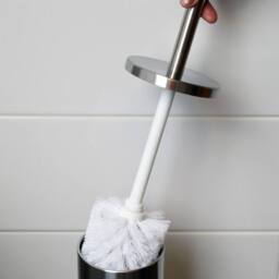 Harbour Housewares 5L Round Bathroom Bin & Brush Set - Slim Stainless Steel Bathroom Set in Metallic Silver - thumbnail 7