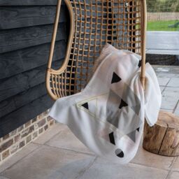 Benjamin Tate Design Pink & Grey Geometric Triangles Blanket in Natural - Size: 120 cm x 150 cm - thumbnail 4