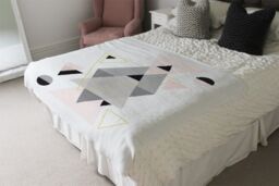 Benjamin Tate Design Pink & Grey Geometric Triangles Blanket in Natural - Size: 120 cm x 150 cm - thumbnail 3
