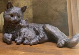 Inspirational Gifting Cat & Kitten Sculpture Figurine - Mother Cat Cuddling Baby Kitten in Bronze - thumbnail 5