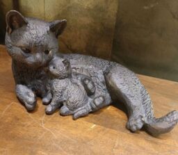 Inspirational Gifting Cat & Kitten Sculpture Figurine - Mother Cat Cuddling Baby Kitten in Bronze - thumbnail 7