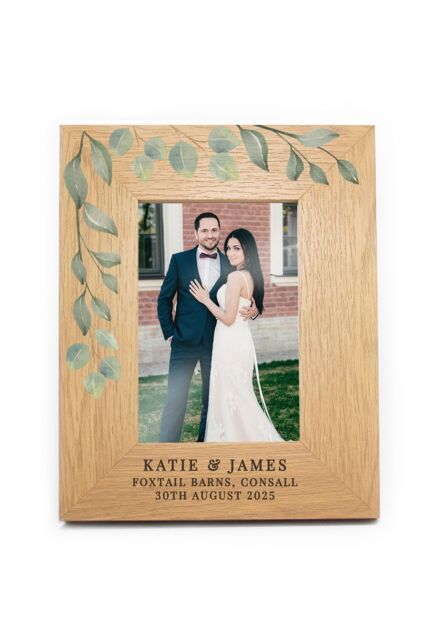 Personalised Memento Company Personalised Botanical 6x4 Oak Finish Photo Frame in Light Brown - image 1