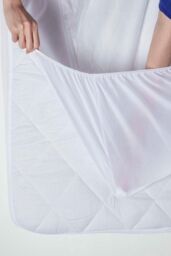 Homescapes Quilted Deep Fitted Waterproof Mattress Protector in White - Size: Super King - thumbnail 6