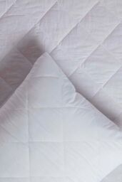 Homescapes Quilted Deep Fitted Waterproof Mattress Protector in White - Size: Super King - thumbnail 5