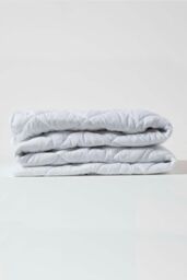Homescapes Quilted Deep Fitted Waterproof Mattress Protector in White - Size: Super King - thumbnail 4