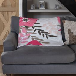 Benjamin Tate Design Red & Pink Floral Blanket in Natural - Size: 120 cm x 150 cm - thumbnail 2