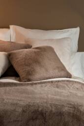 Soak&Sleep Fawn Faux Fur Throw