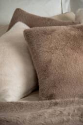Soak&Sleep Fawn Faux Fur Throw - thumbnail 2