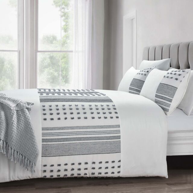 Intimates Chic Bedroom Decor: Tufted Design Duvet Cover & Pillowcase Set in White - Size: Single