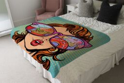 Benjamin Tate Design Woman with sunglasses. Fast food & sweets in the reflection Designer Blanket in Natural - Size: 120 cm x 150 cm - thumbnail 4