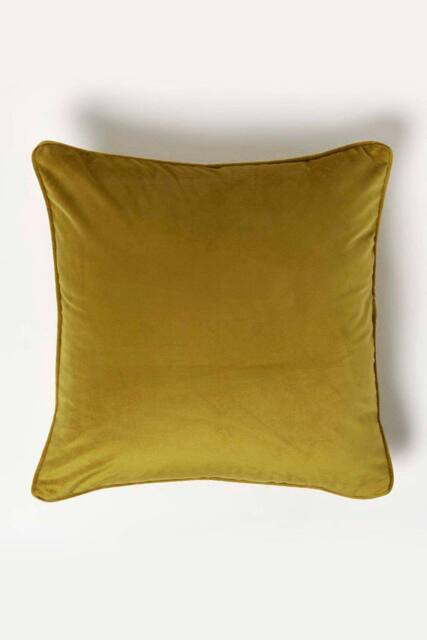 Homescapes Filled Velvet Cushion with Piped Edge 46 x 46 cm in Gold - image 1