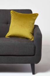 Homescapes Filled Velvet Cushion with Piped Edge 46 x 46 cm in Gold - thumbnail 2