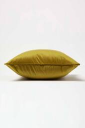 Homescapes Filled Velvet Cushion with Piped Edge 46 x 46 cm in Gold - thumbnail 4
