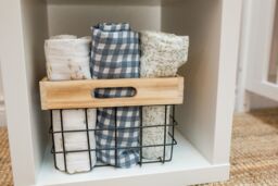 Lulujo 2-pack Cotton Swaddles - Fish / Navy Gingham - thumbnail 5