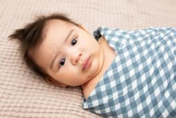 Lulujo 2-pack Cotton Swaddles - Fish / Navy Gingham - thumbnail 7