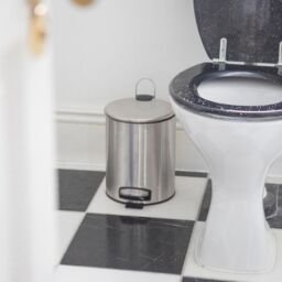 Harbour Housewares 2x Round Bathroom Pedal Bins - 5L Stainless Steel Slim Rubbish Dustbin in Metallic Silver - thumbnail 7