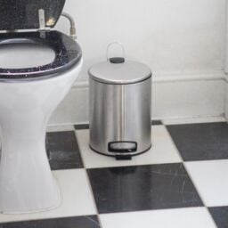 Harbour Housewares 2x Round Bathroom Pedal Bins - 5L Stainless Steel Slim Rubbish Dustbin in Metallic Silver - thumbnail 5